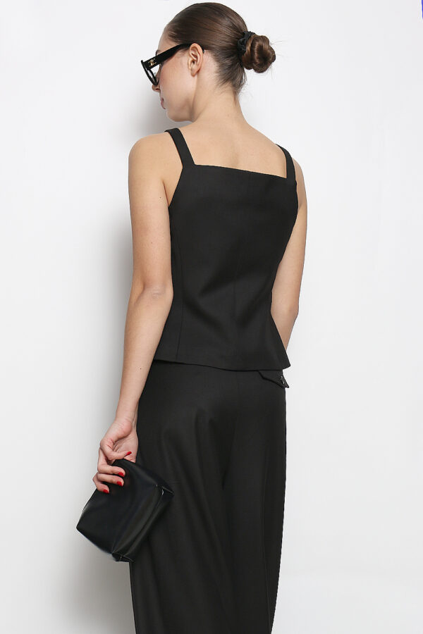 KAMIZELKA W KOLORZE CZARNYM NA CIENKICH RAMIĄCZKACH