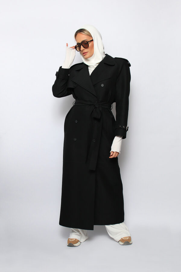 TRENCZ CZARNY Z SZEROKIMI RAMIONAMI